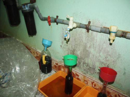 Đường ống dẫn nước mắm ra ngoi v đng chai