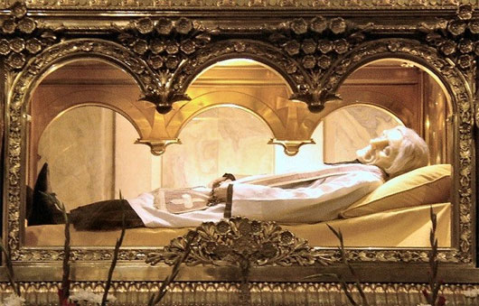 Thi thể Thánh Gioan Maria Vianney vẫn đeo mặt nạ sáp nằm trong lồng kính Bí ẩn hiện tượng xác chết không phân hủy