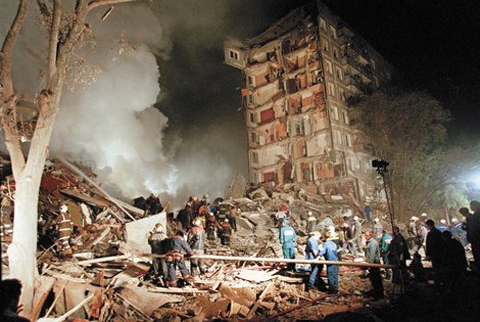 Một ta chung cư ở Moscow bị phiến qun Chechnya đnh bom năm 1999. Ảnh: AP
