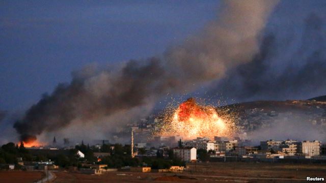 Khói lửa bốc lên trên bầu trời thị trấn Kobani sau một cuộc không kích, 20/10/2014.