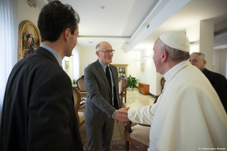 Le pape François avec Guillaume Goubert (C) et Sébastien Maillard (G).