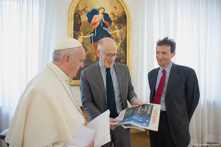 Le pape François a reçu, lundi 9 mai 2016, Guillaume Goubert (C) et Sébastien Maillard (D), pour un entretien exclusif accordé à « La Croix ».
