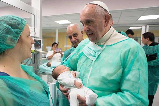 Pope Francis visited the neonatology ward of San Giovanni in Rome, Sept. 16, 2016. Credit: L'Osservatore Romano.