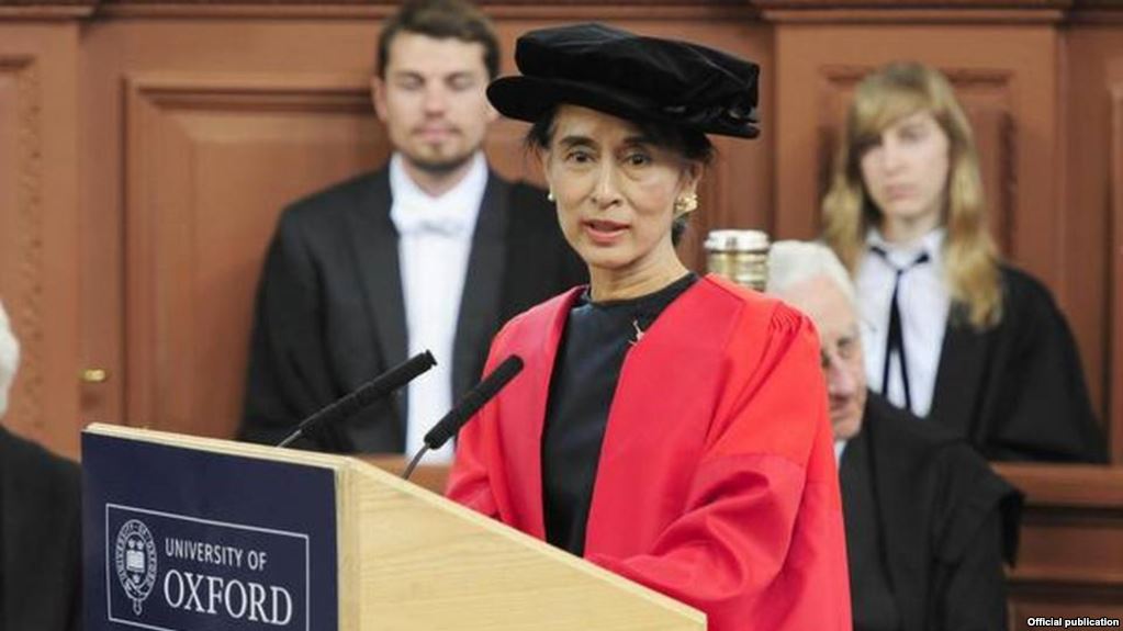 Bà Aung San Suu Kyi phát biểu tại Oxford.