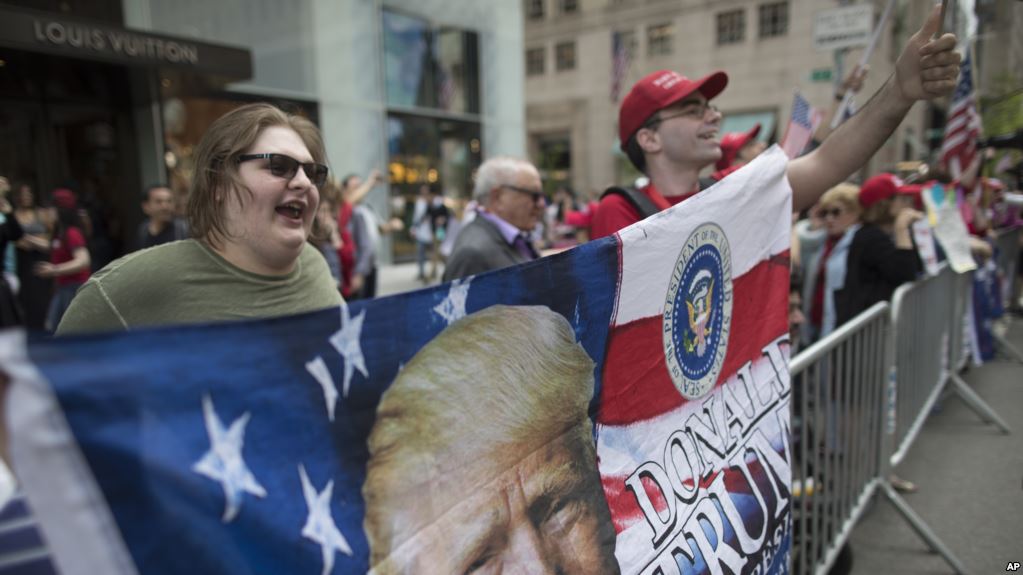 Ủng hộ viên của ông Trump tổ chức biểu tình chống cuộc tuần hành "100 Ngày Thất bại" ở New York hôm Thứ Bảy 29/4/2017, để phản đối ông Trump vào dịp 100 ngày ông lên làm Tổng Thống.