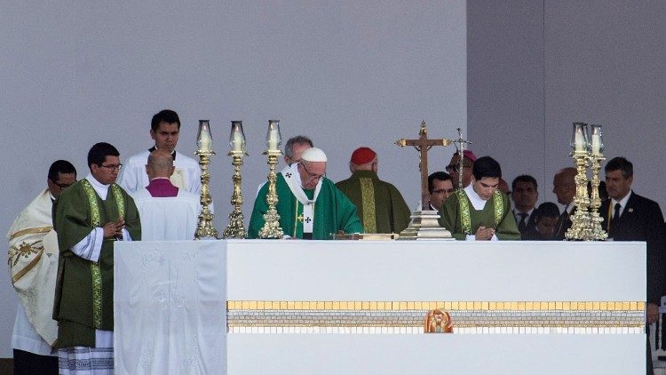 Pope celebrates Mass at Las Palmas airbase Lima