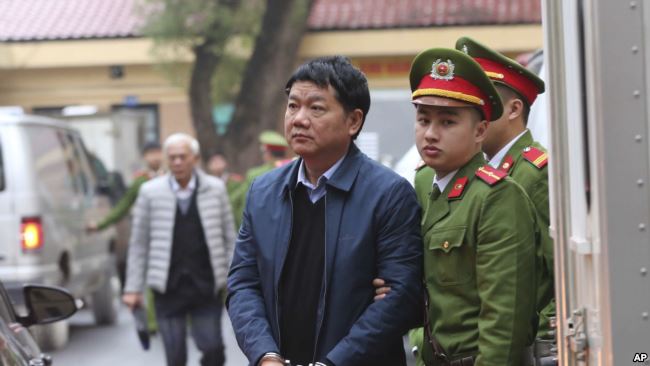 Công an áp giải ông Đinh La Thăng đến tòa.