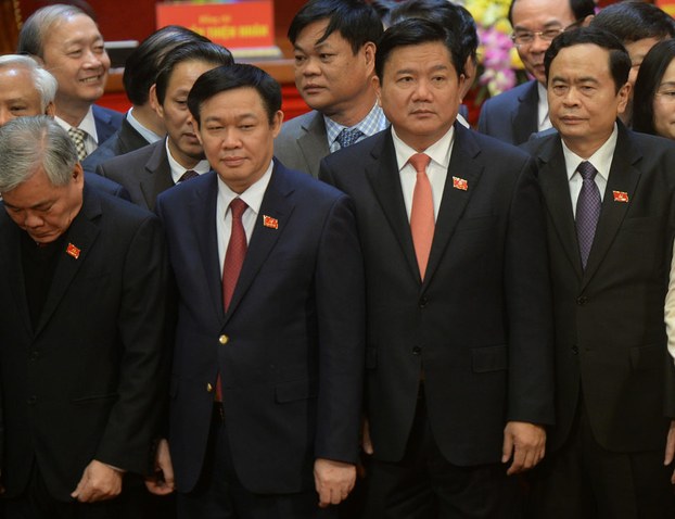 Ông Đinh La Thăng (thứ hai từ bên phải sang) chụp cùng các Ủy viên Bộ Chính Trị tại lễ bế mạc Đại hội Đảng lần thứ 12 ở Hà Nội hôm 28/1/2016