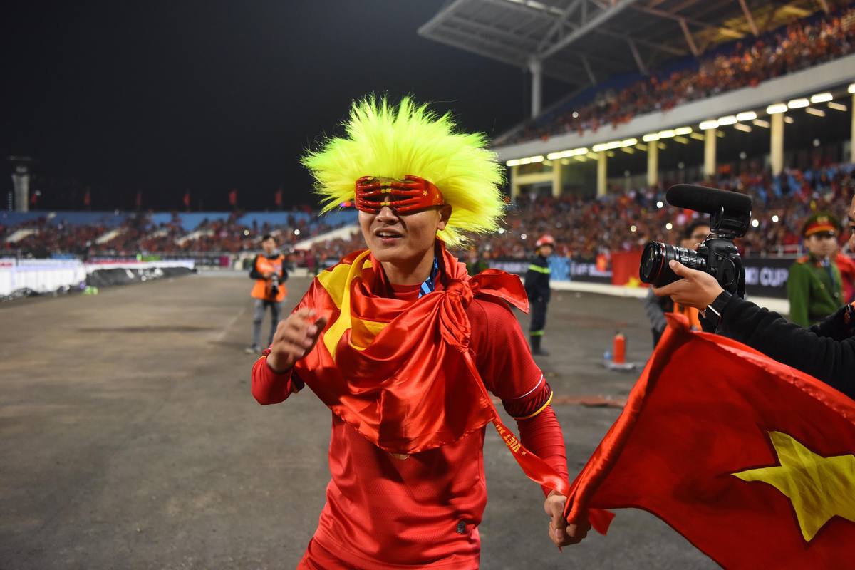 Văn Lâm òa khóc, Quang Hải hóa trang mừng vô địch AFF Cup