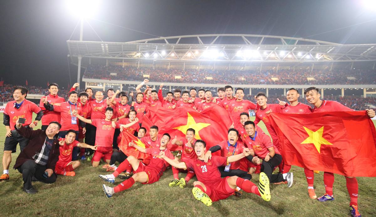 Văn Lâm òa khóc, Quang Hải hóa trang mừng vô địch AFF Cup