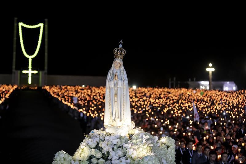 El papa rezó el Rosario en Fátima ante fieles con más de 300.000 ...