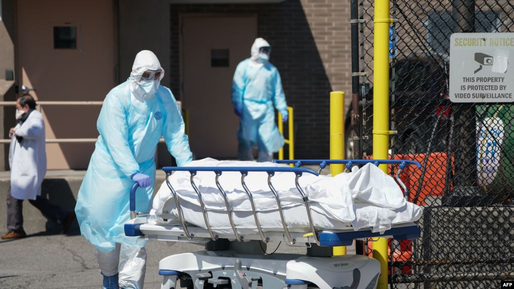 Thi thể những bệnh nhân chết vì virus corona được đưa ra xe tải đông lạnh được chuyển đổi chức năng thành nhà xác tạm thời tại Bệnh viện Wyckoff ở Quận Brooklyn của Thành phố New York, ngày 6 tháng 4, 2020.