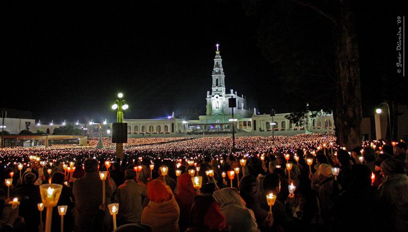 Candle #Procession in #Fatima #Sanctuary #Procissão das #Velas no ...