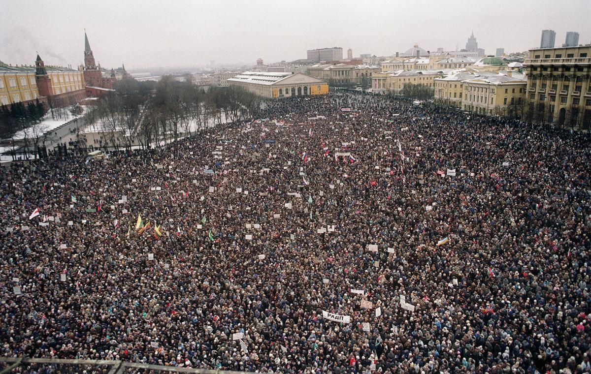 USSR (now RUSSIA). Moscow. January 20, 1991. About 100,000 ...