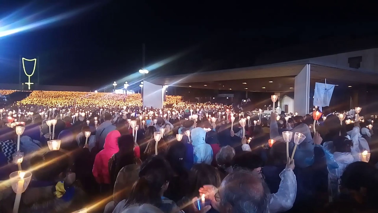 ROSARIO DE ANTORCHAS DE FÁTIMA CON EL PAPA FRANCISCO - YouTube