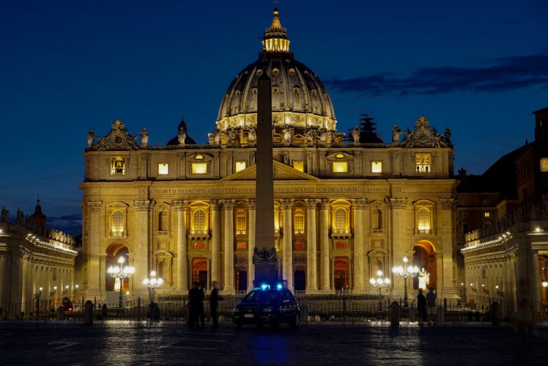 Coronavirus: Vatican seals off St Peter's - Wanted in Rome