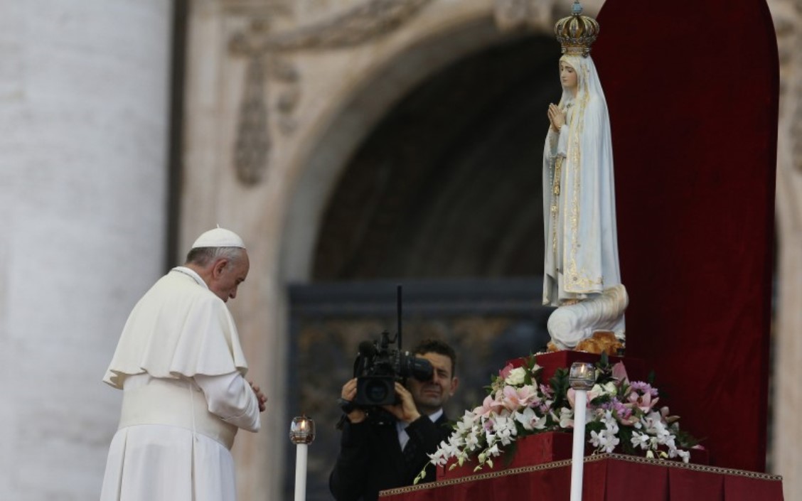 Pope Francis praying in front of Our Lady of Fatima statue