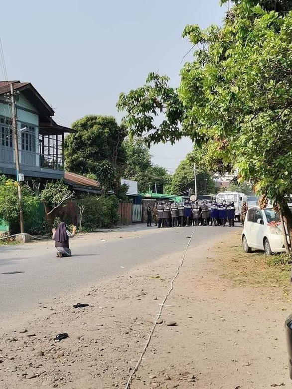 Nữ tu quỳ xin cảnh sát Myanmar ngừng trấn áp người biểu tình - Ảnh 3.