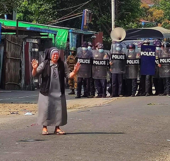 Nữ tu quỳ xin cảnh sát Myanmar ngừng trấn áp người biểu tình - Ảnh 2.