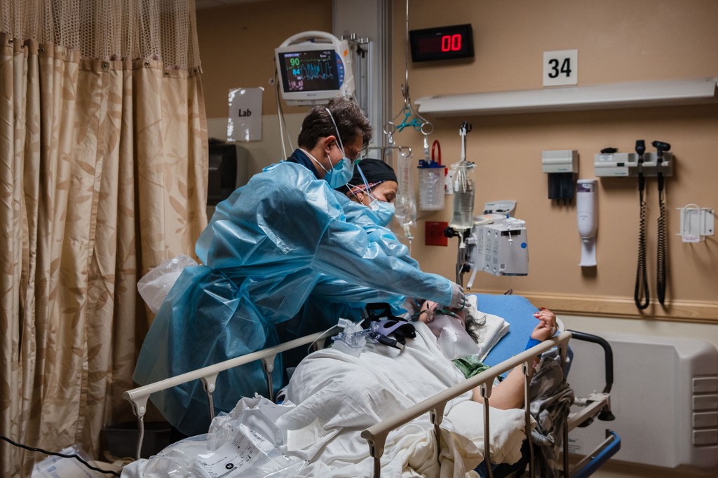 Nhân viên y tế chăm sóc bệnh  nhân Covid-19 tại Trung tâm Y tế Providence St. Mary ở Thung lũng Apple, California, hôm 11/1. Ảnh: AFP.