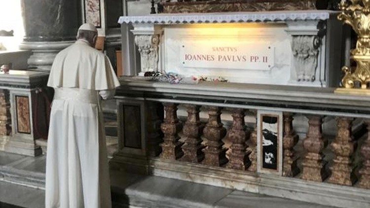ĐTC Phanxicô sẽ dâng Thánh lễ tại mộ thánh Gioan Phaolô II nhân 100 năm ngày sinh của thánh nhân - Vatican News
